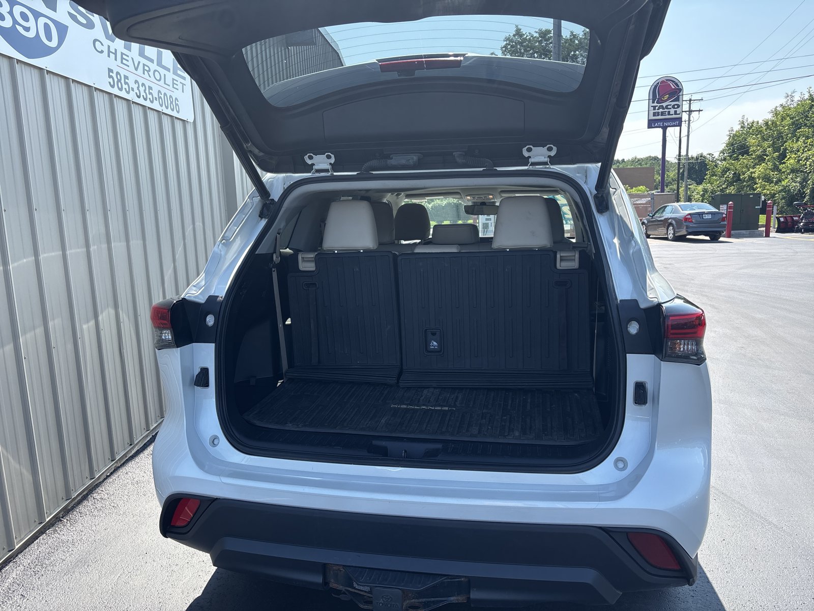 Used 2022 Toyota Highlander XLE AWD/4WD image 8