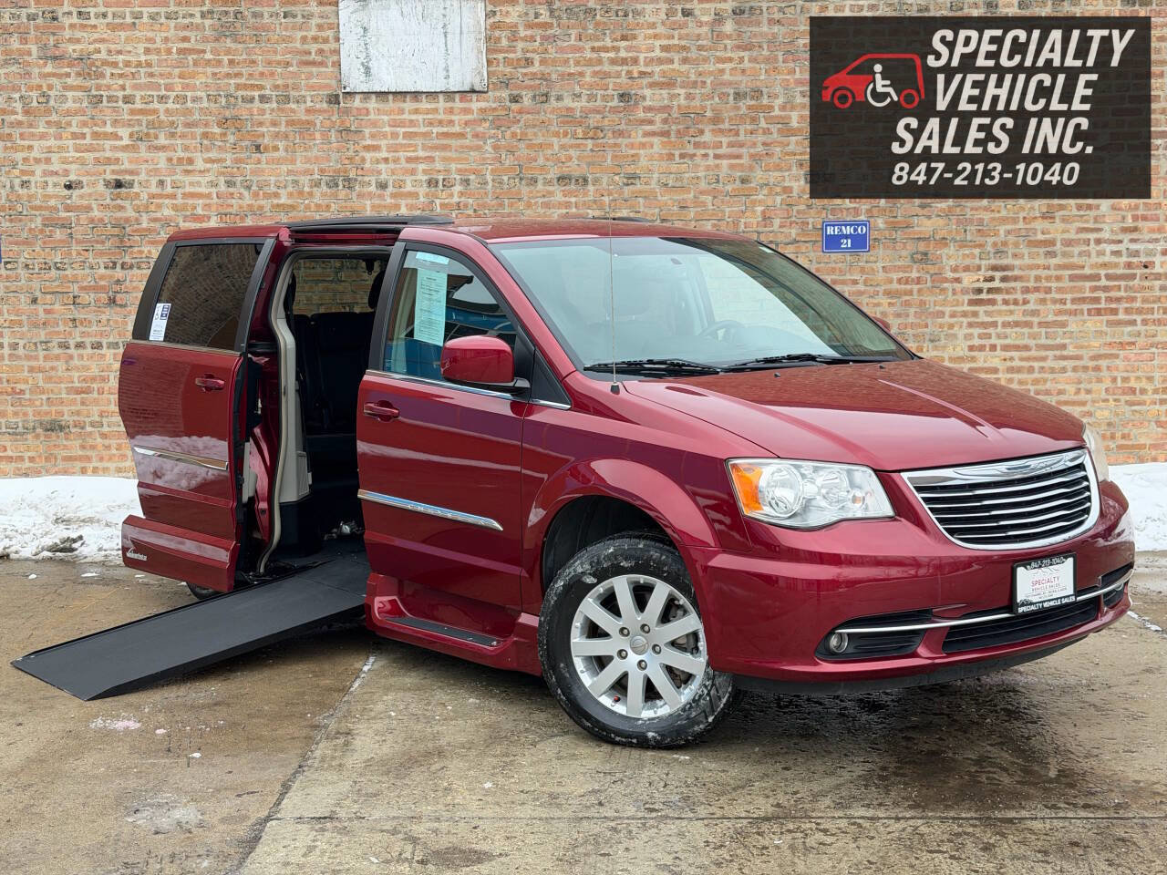 Used 2014 Chrysler Town & Country Touring image 3