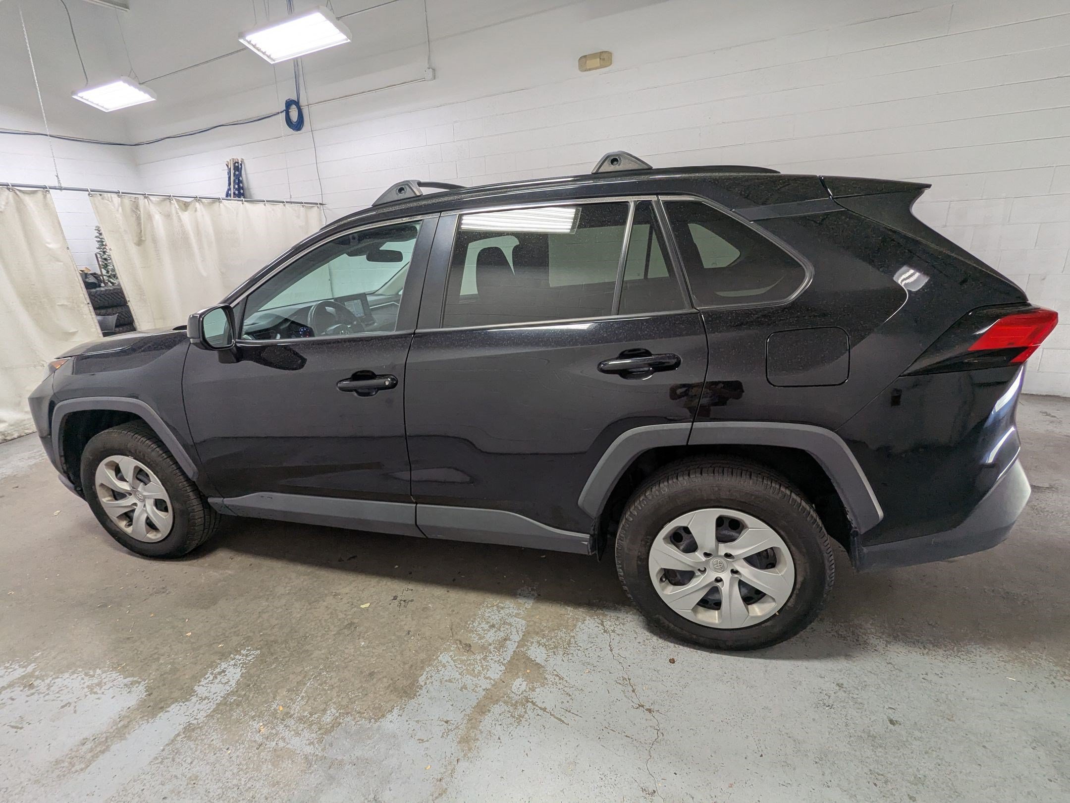 Used 2021 Toyota RAV4 LE FWD image 10