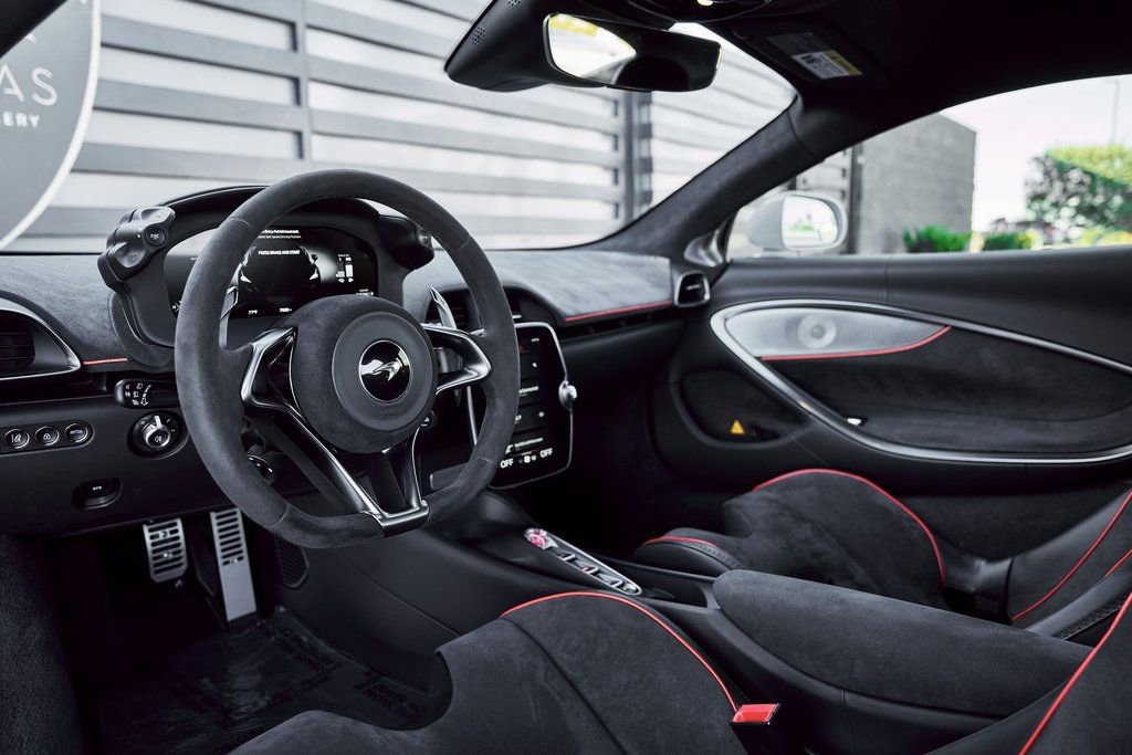 Used 2023 McLaren Artura RWD image 2