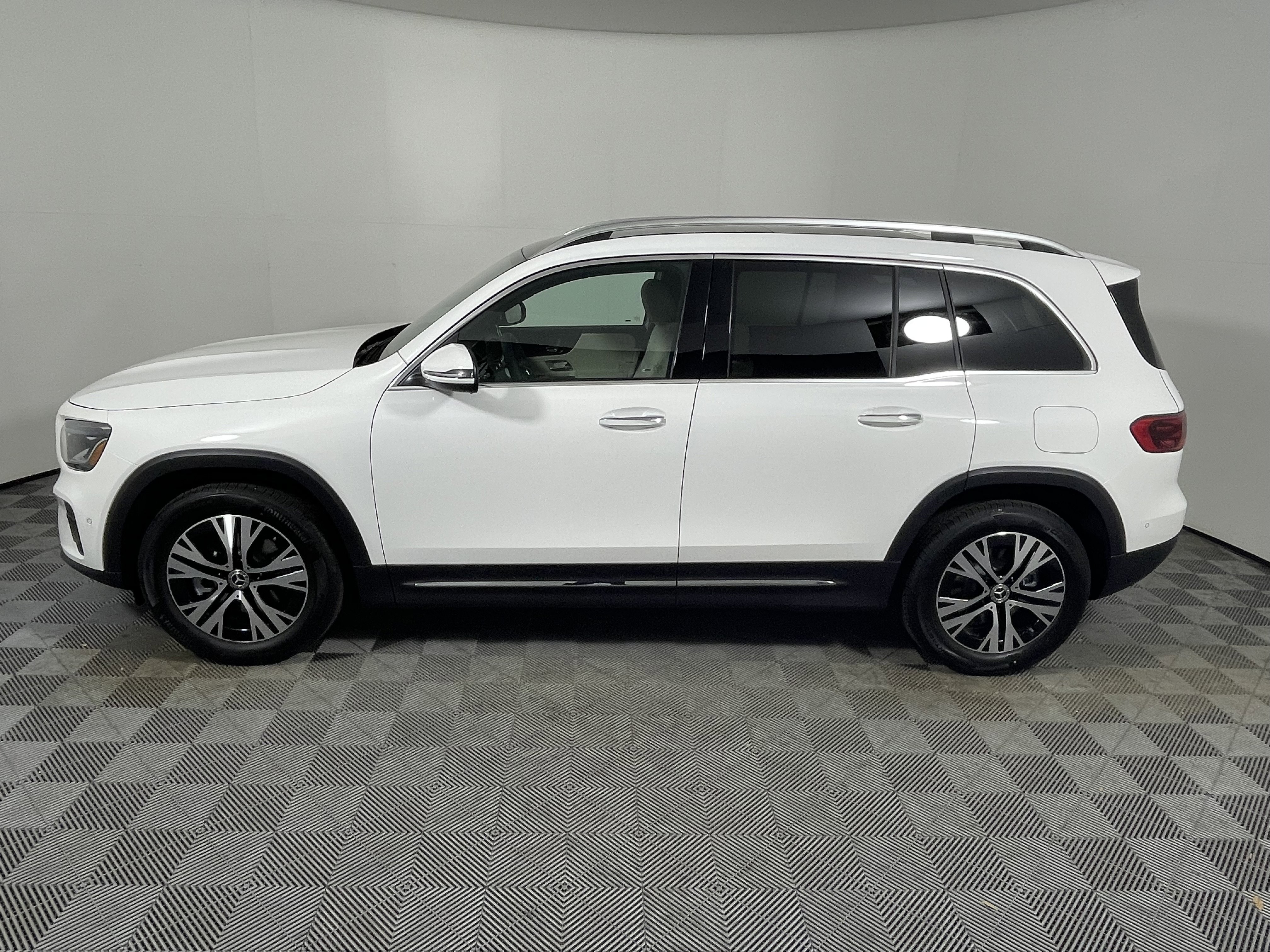 New 2026 Mercedes-Benz GLB 250 image 2