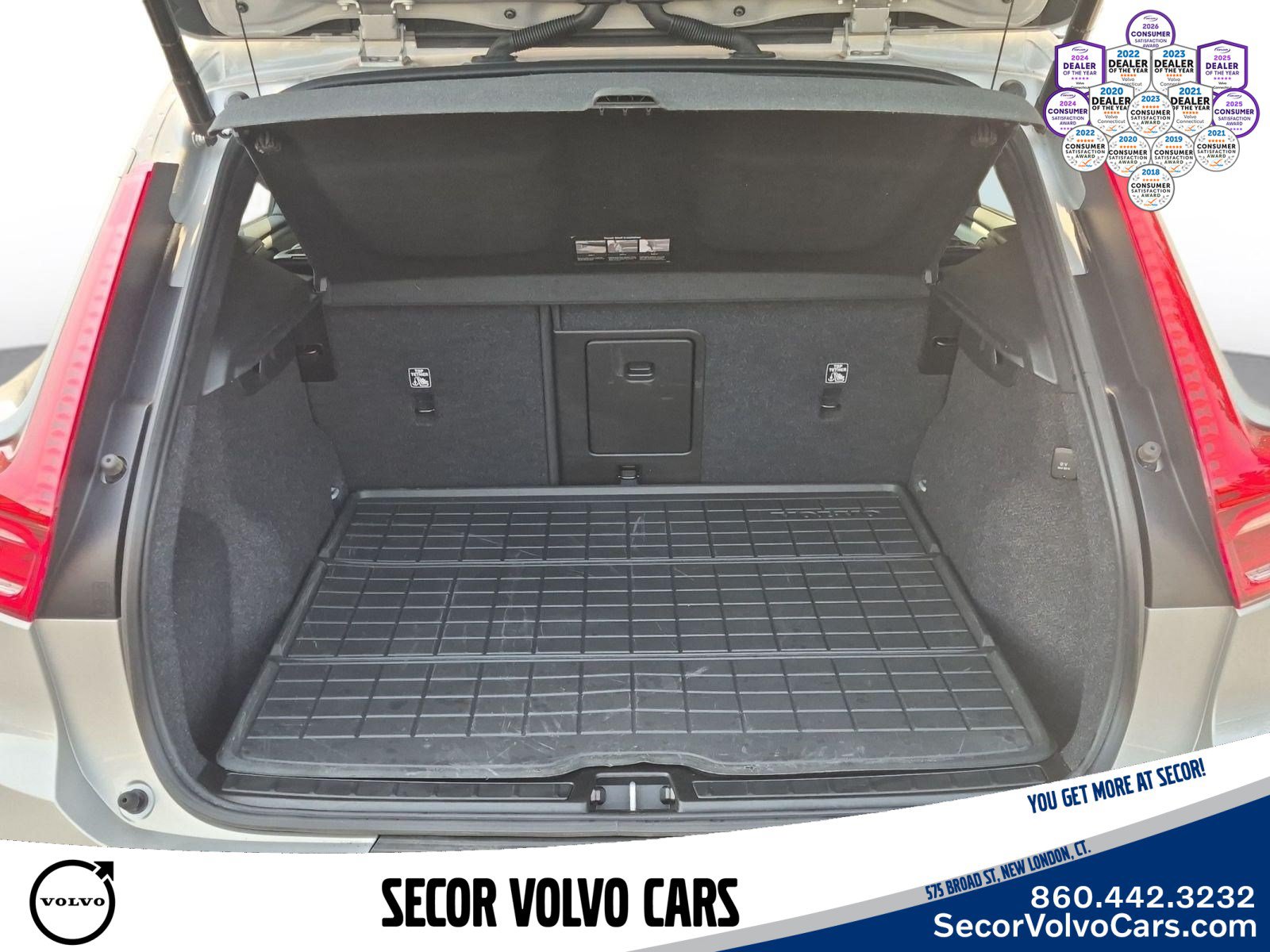 Used 2024 Volvo XC40 B5 Plus w/ Climate Package AWD/4WD image 7