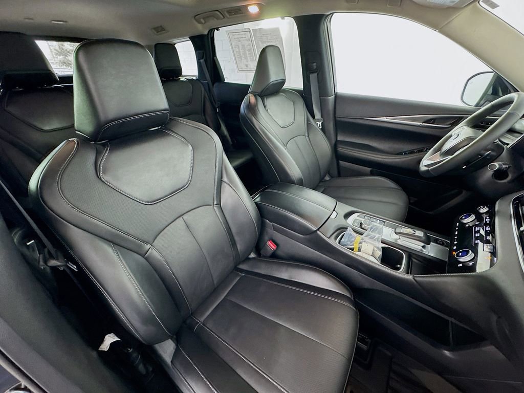 Certified 2026 INFINITI QX60 Luxe w/ Family Package FWD image 31