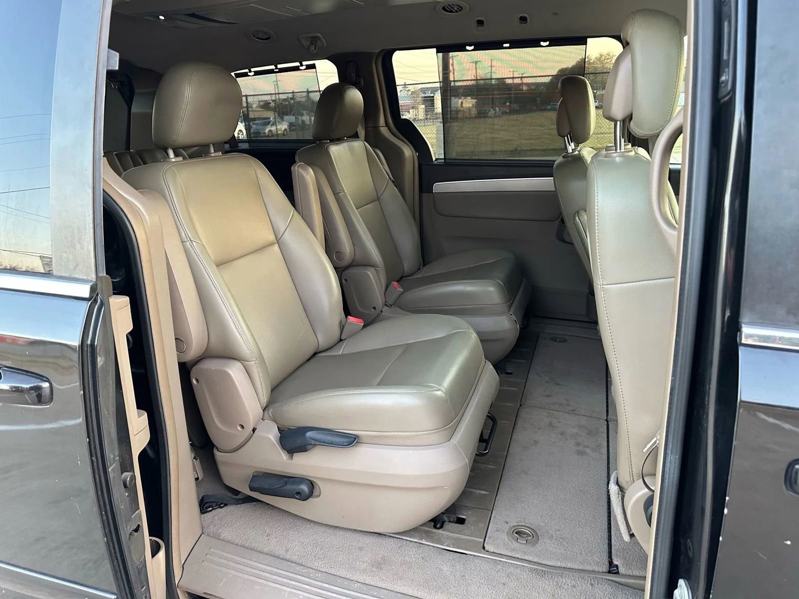 Used 2011 Volkswagen Routan SE image 19