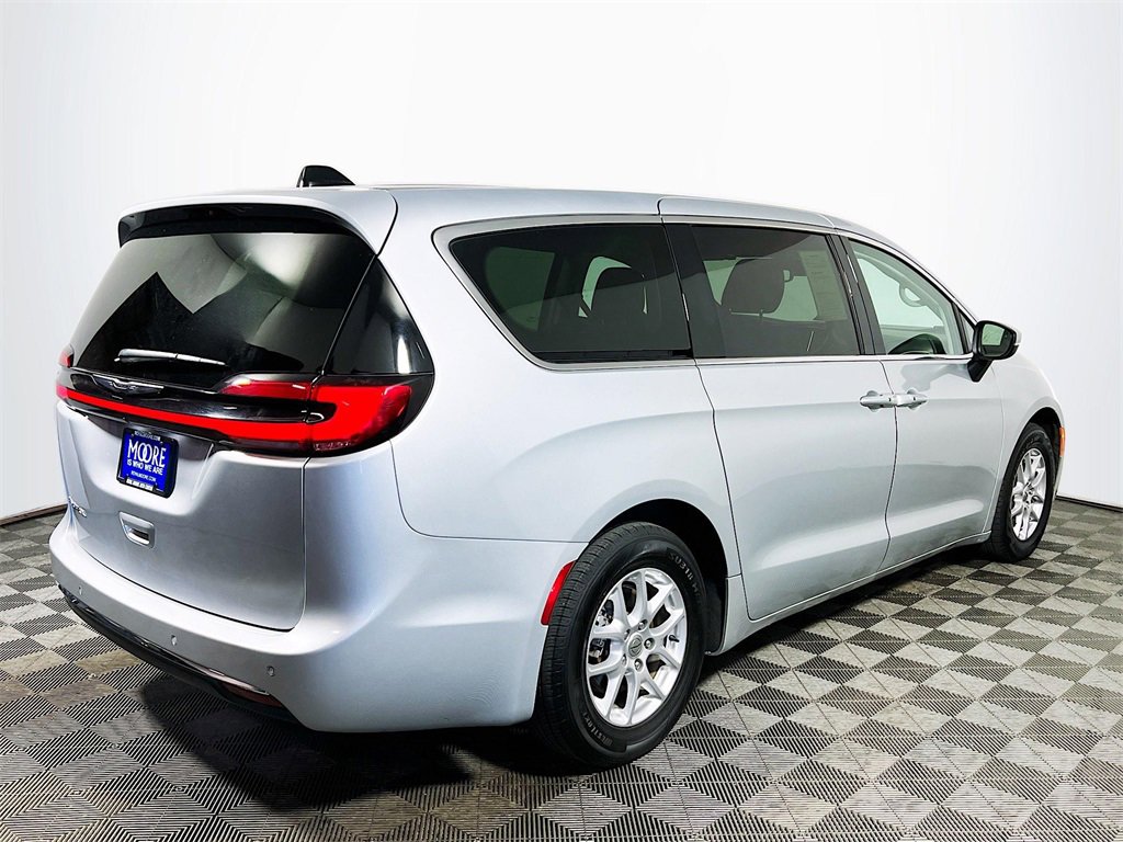 Used 2023 Chrysler Pacifica Touring-L image 8