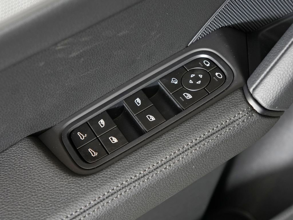 Used 2026 Porsche Cayenne AWD/4WD image 16