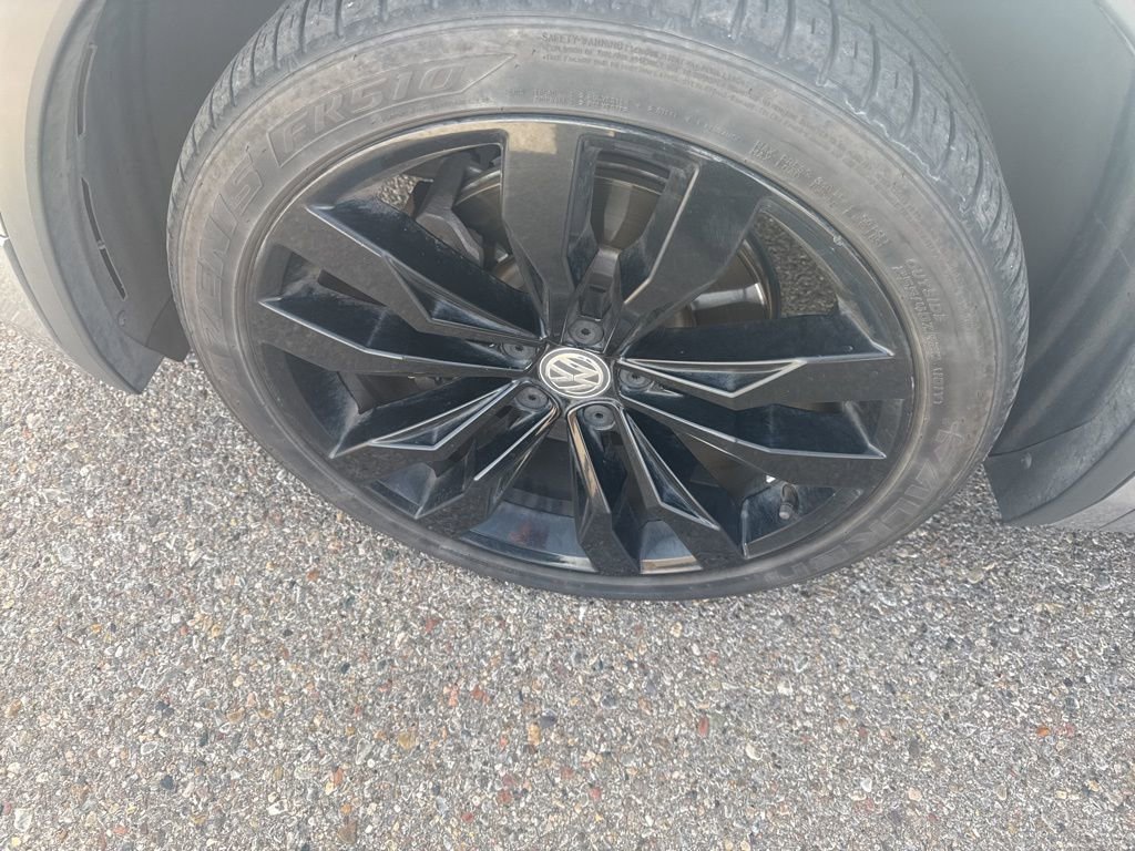 Used 2021 Volkswagen Tiguan SE R-Line image 8