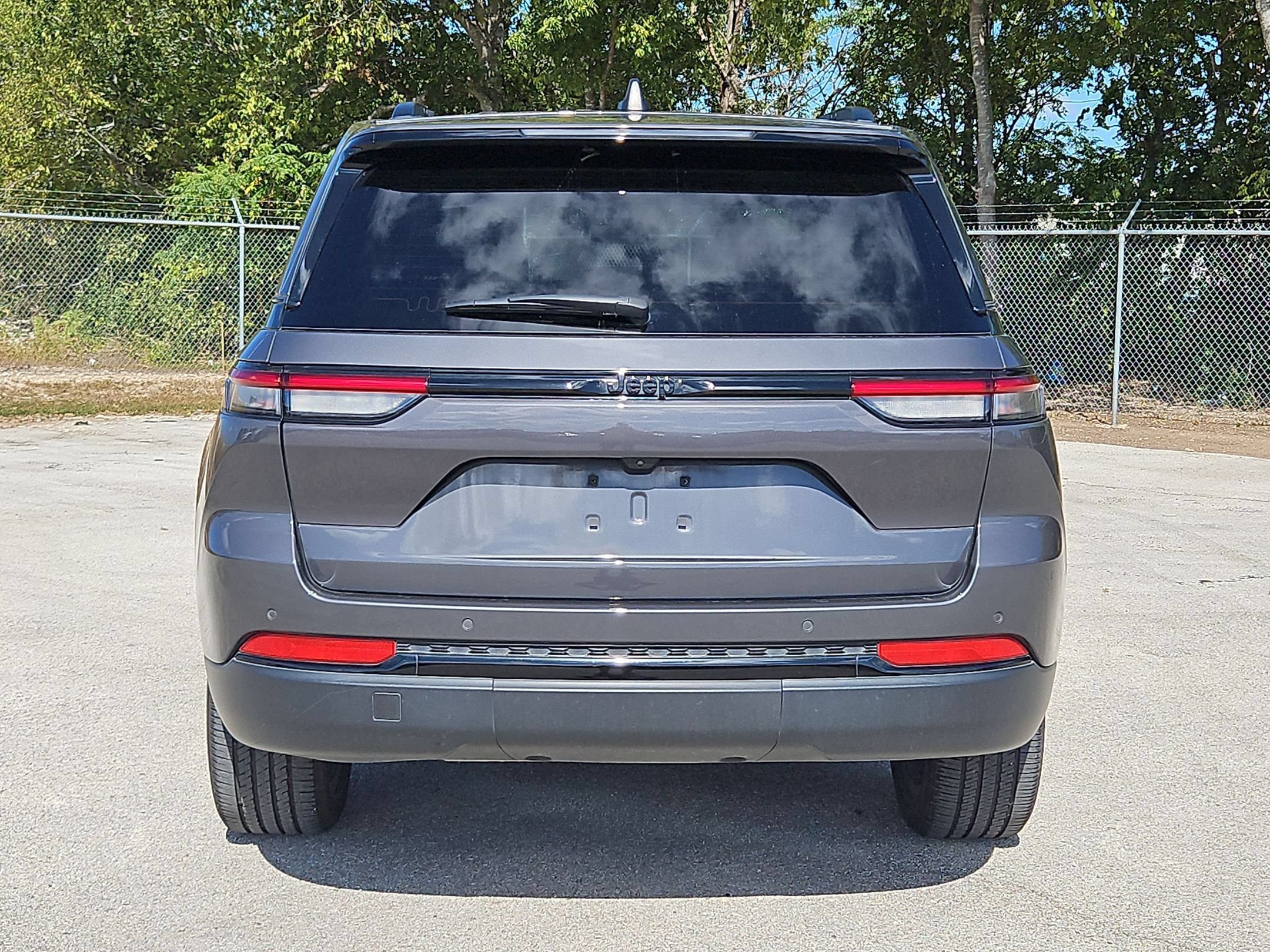 Used 2025 Jeep Grand Cherokee Laredo RWD image 4