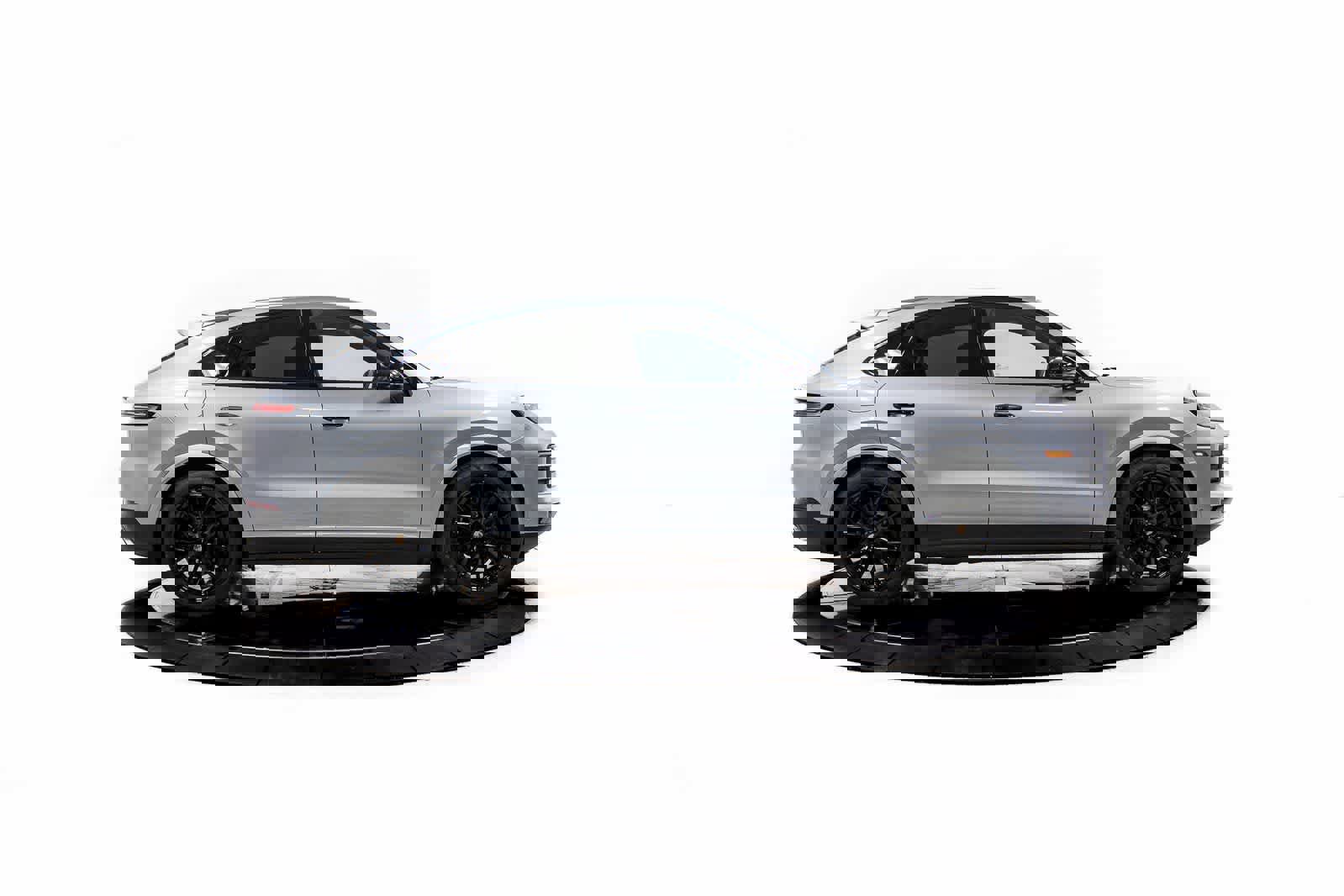 Certified 2025 Porsche Cayenne S image 8