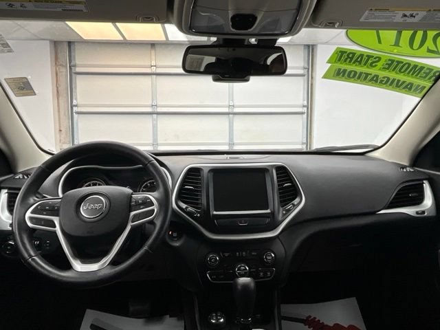 Used 2017 Jeep Cherokee Trailhawk AWD/4WD image 4