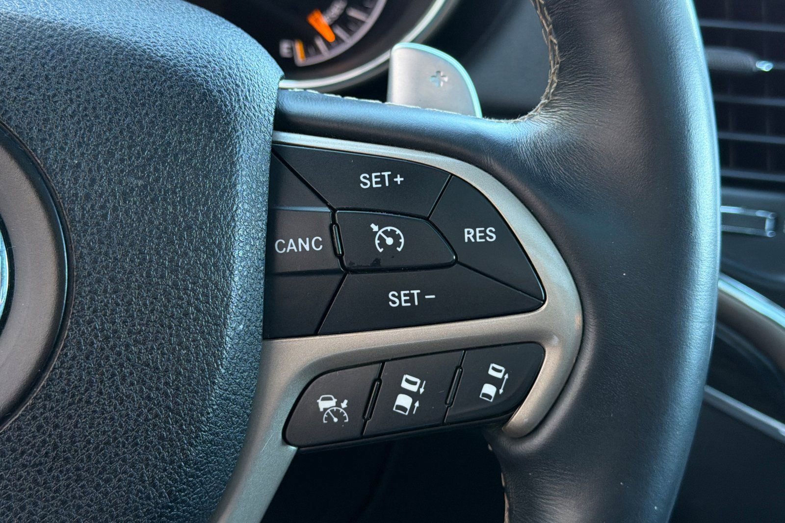 Used 2016 Jeep Grand Cherokee Overland w/ Advanced Technology Group AWD/4WD image 36