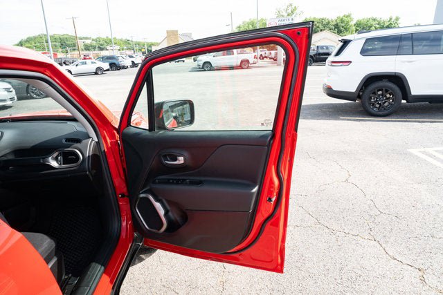 Used 2023 Jeep Renegade Latitude AWD/4WD image 13