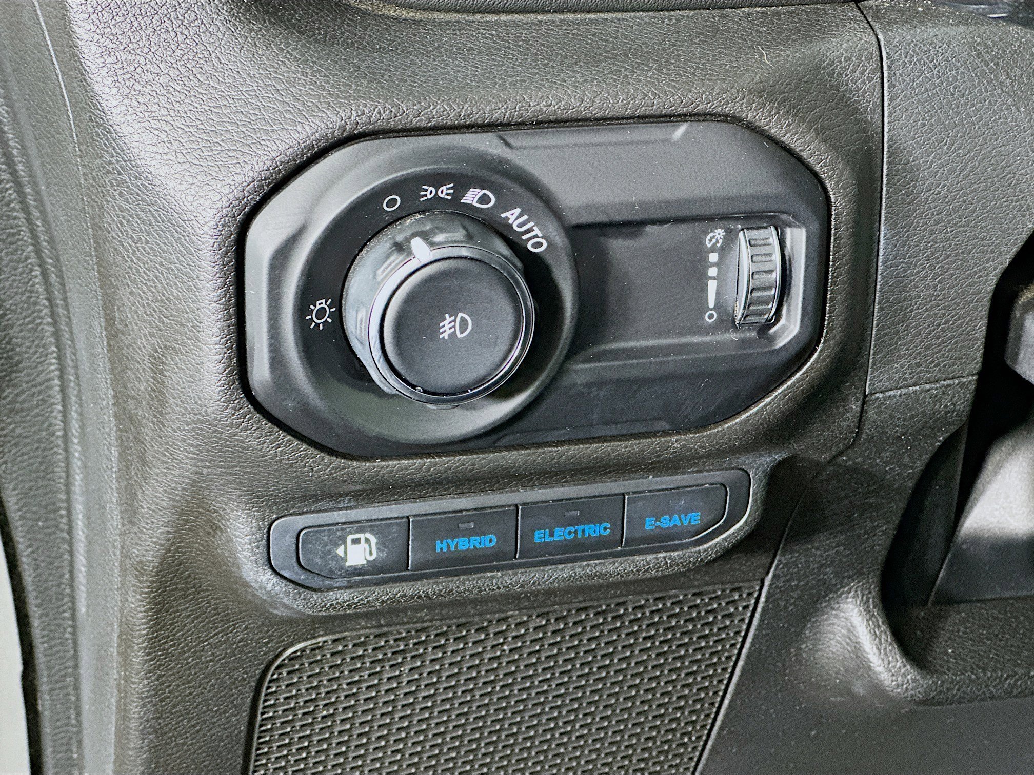 Used 2023 Jeep Wrangler Sahara image 17