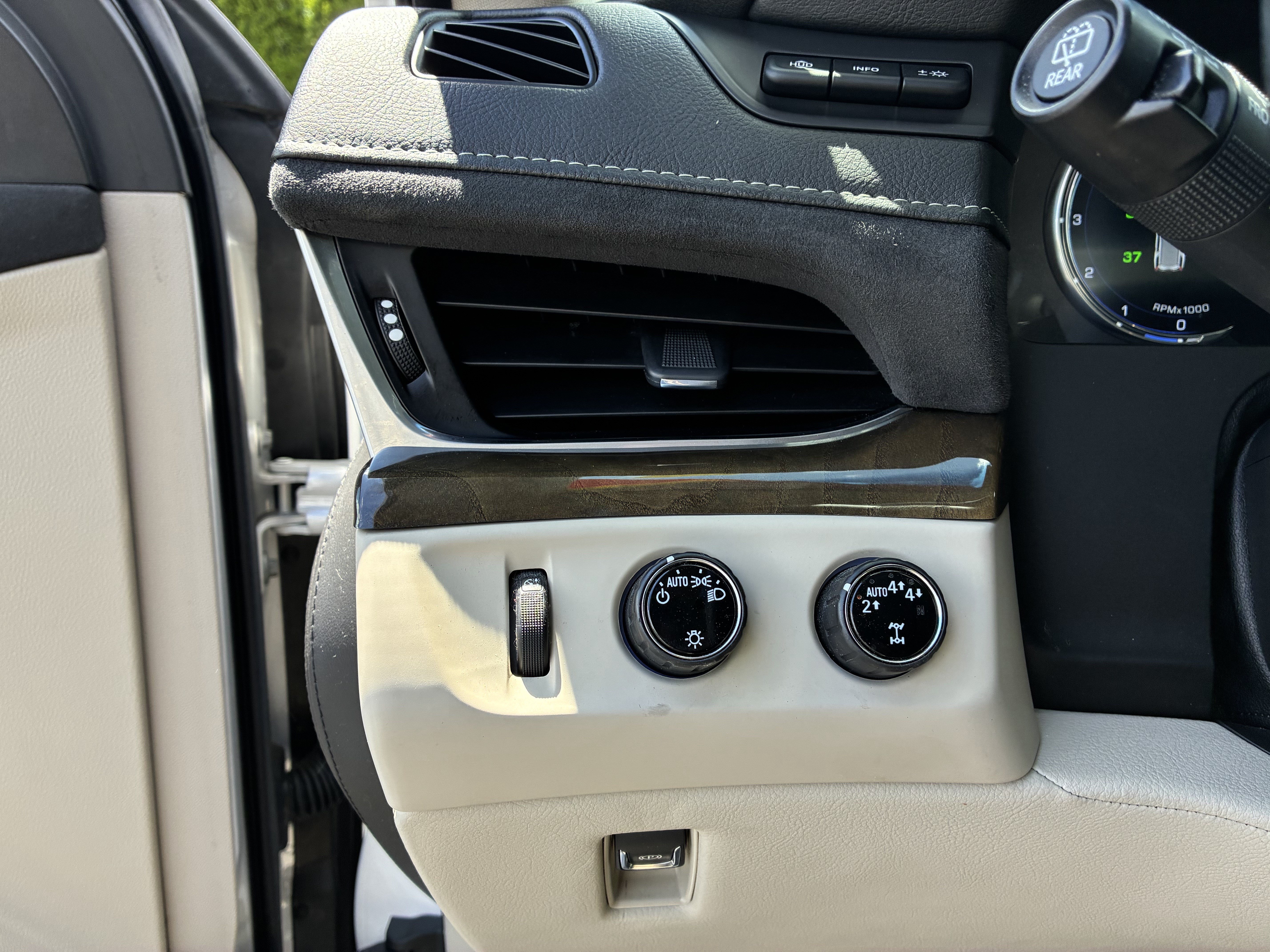 Used 2019 Cadillac Escalade ESV Premium Luxury AWD/4WD image 30