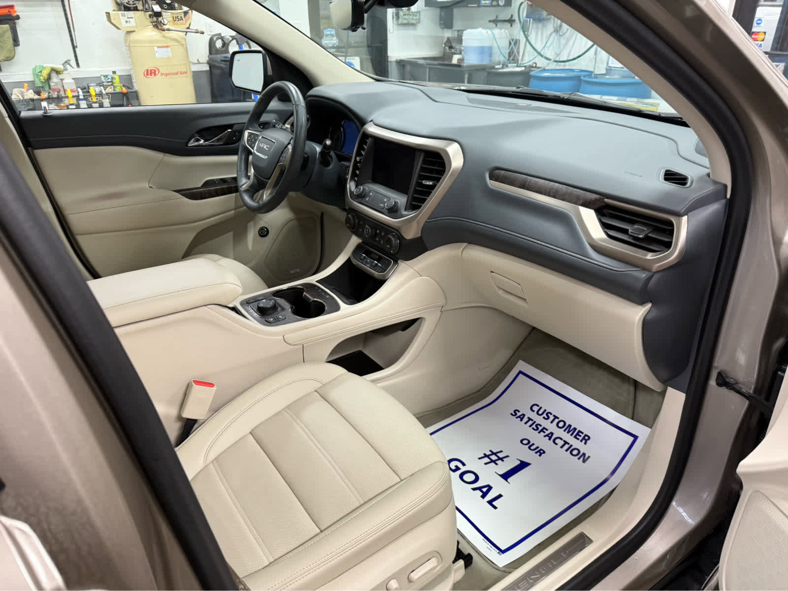 Used 2023 GMC Acadia Denali w/ Denali Technology Package image 31