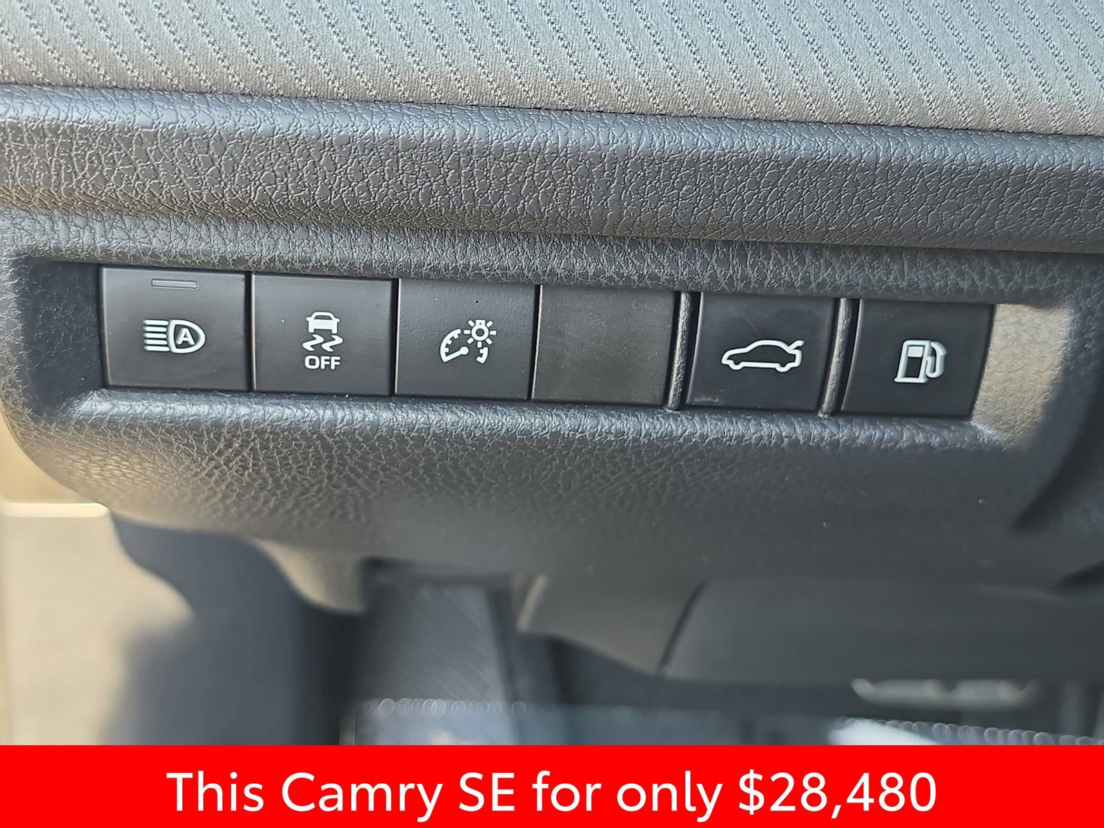 Used 2025 Toyota Camry SE w/ Convenience Package image 32