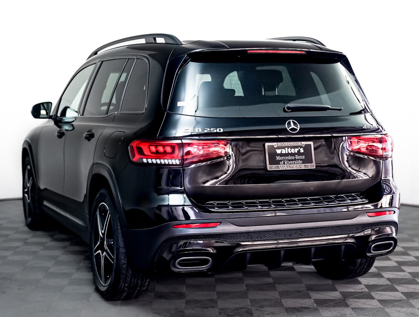 Certified 2022 Mercedes-Benz GLB 250 4MATIC w/ AMG Line image 2