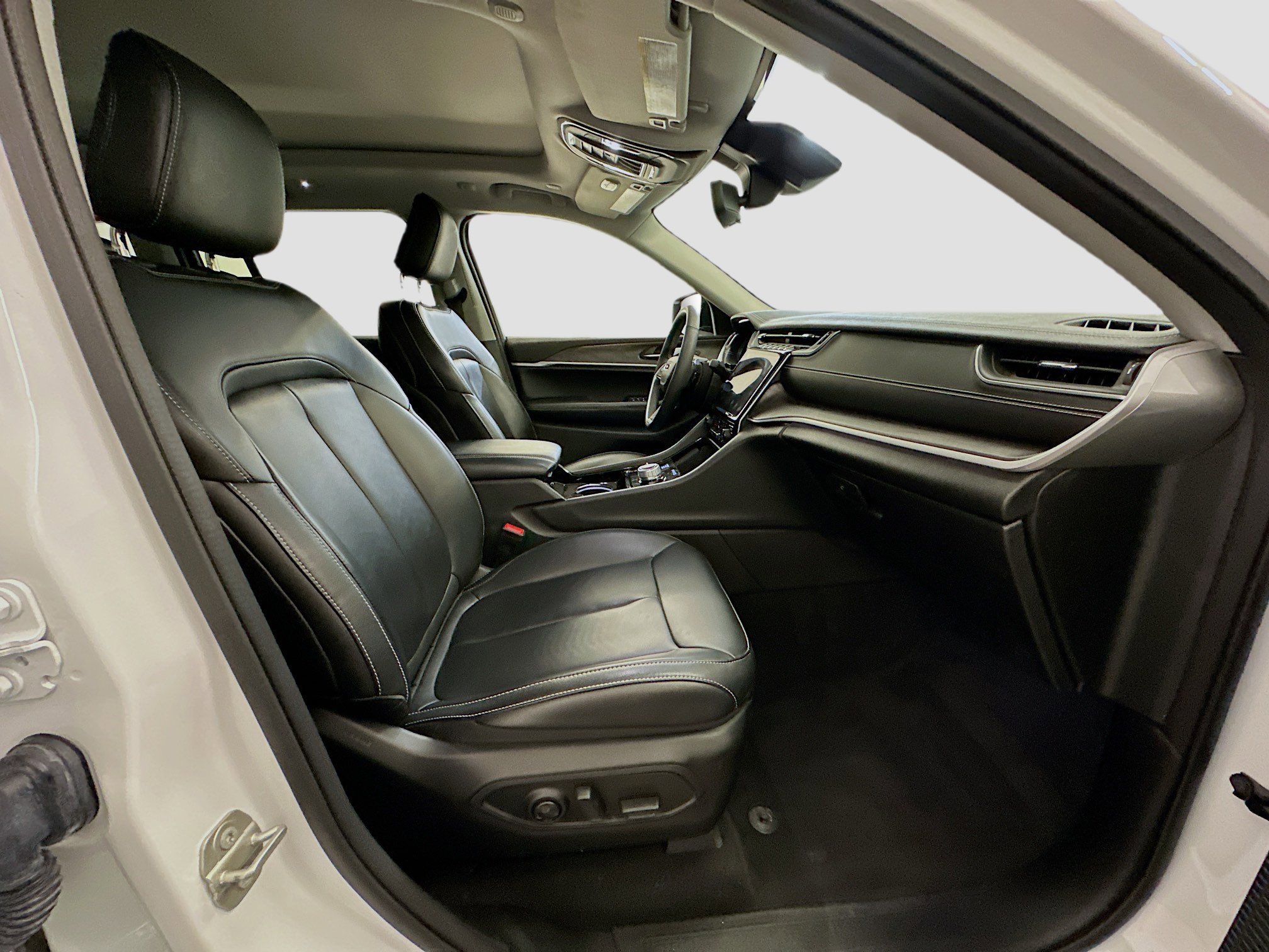 Used 2023 Jeep Grand Cherokee Limited image 34