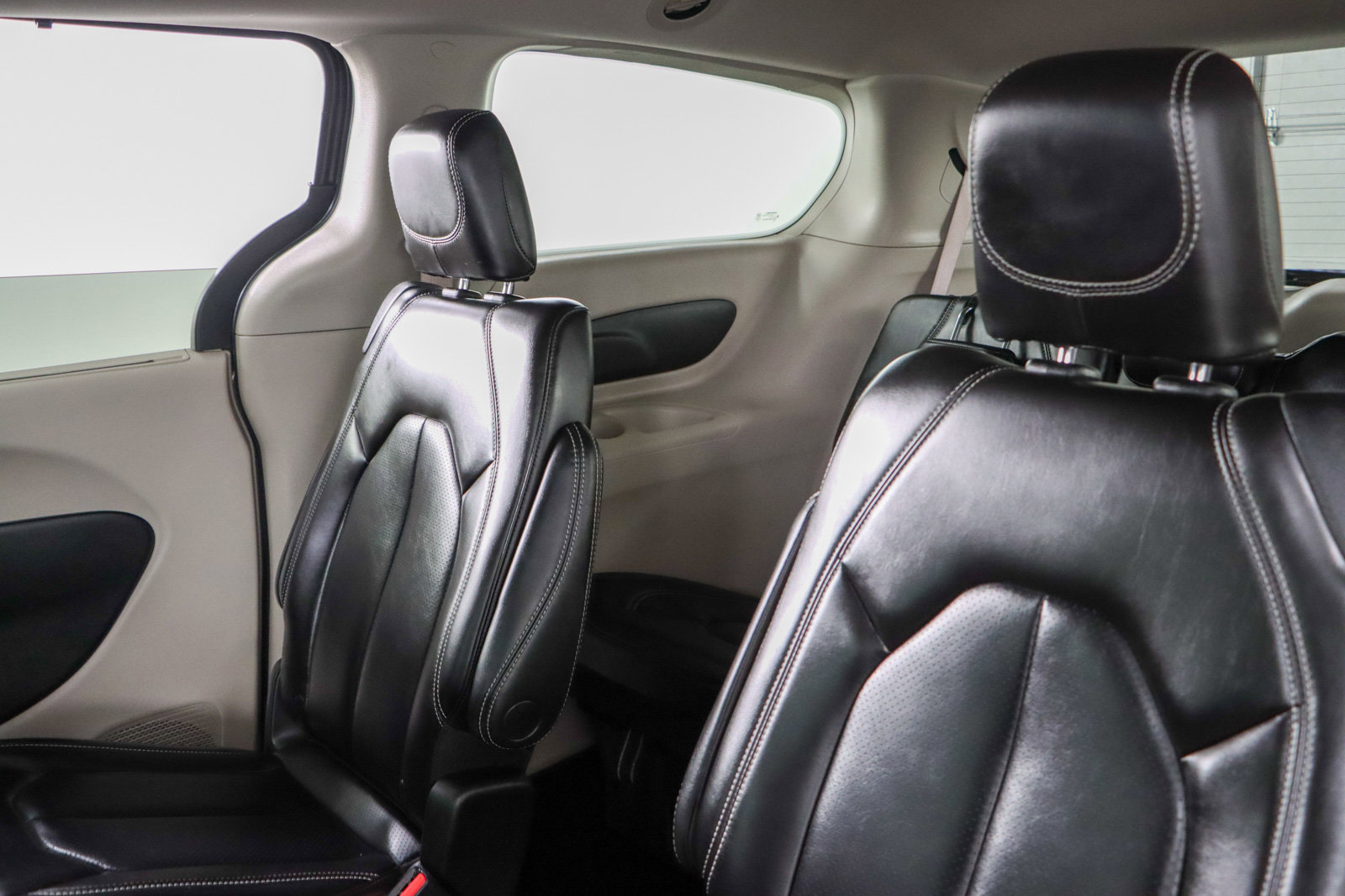 Used 2023 Chrysler Pacifica Touring-L image 24