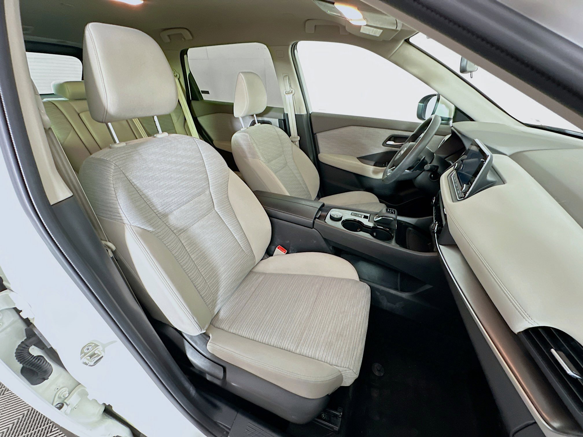 Used 2023 Nissan Rogue SV image 30