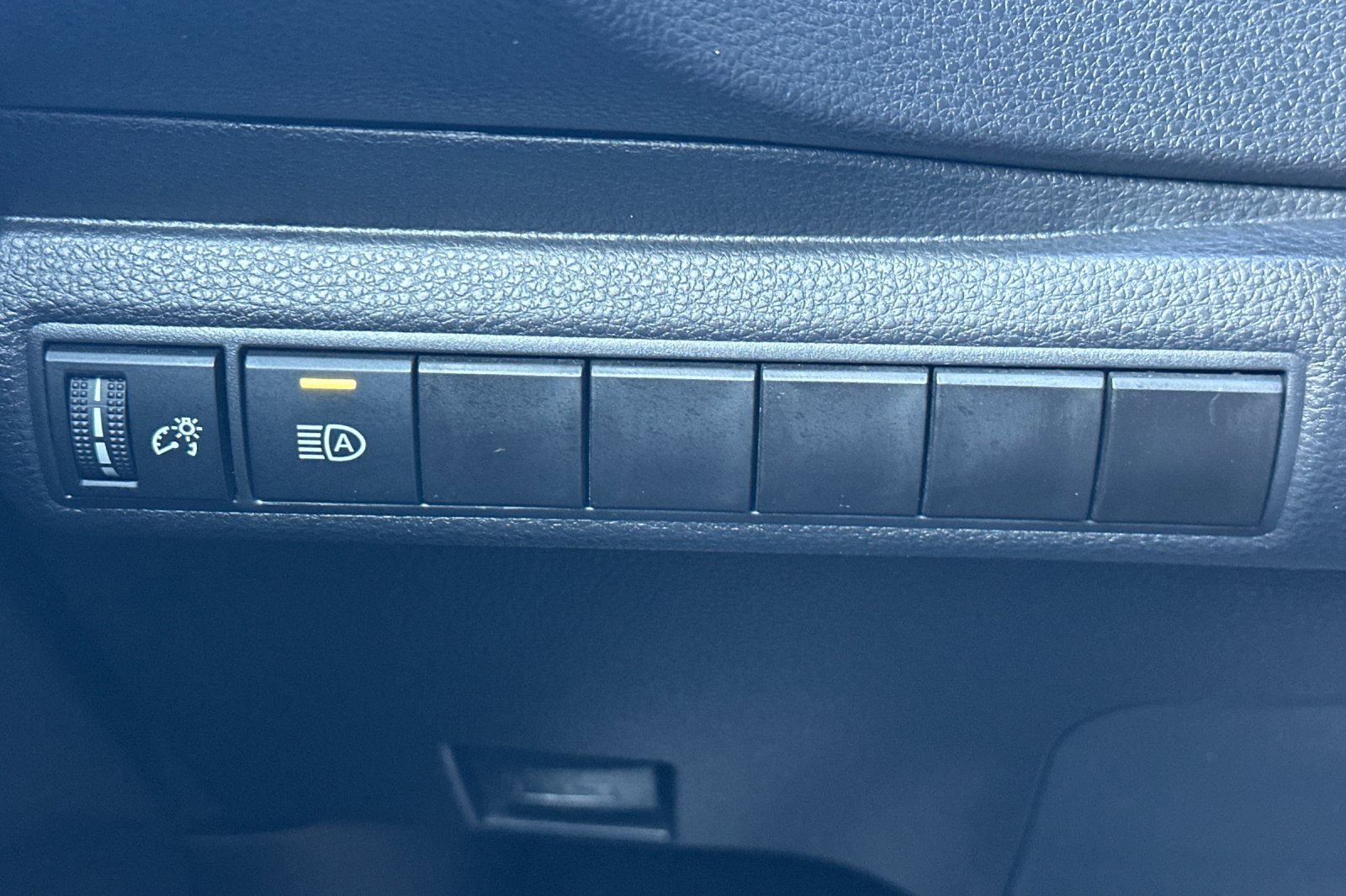 Used 2025 Toyota Corolla LE image 40