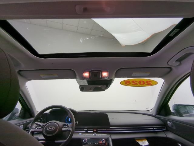 Used 2025 Hyundai Elantra SEL FWD image 26