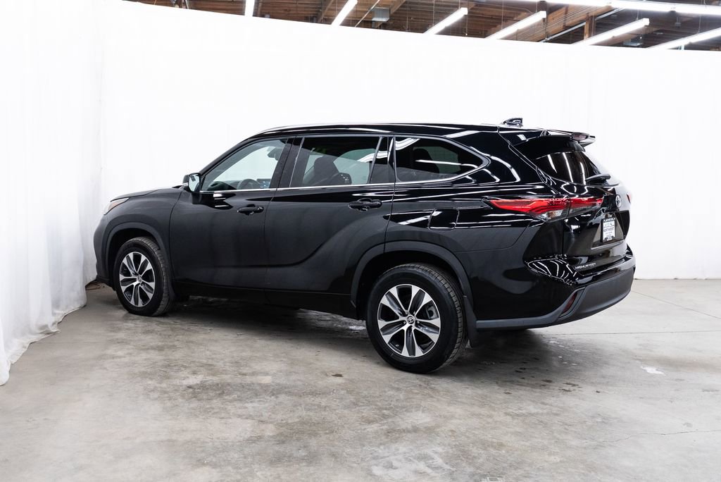 Used 2021 Toyota Highlander XLE image 4
