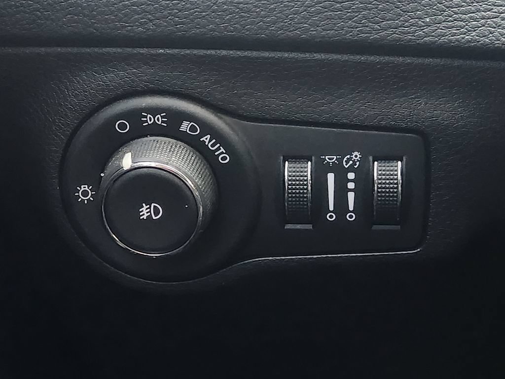Used 2018 Jeep Compass Latitude w/ Popular Equipment Group FWD image 22