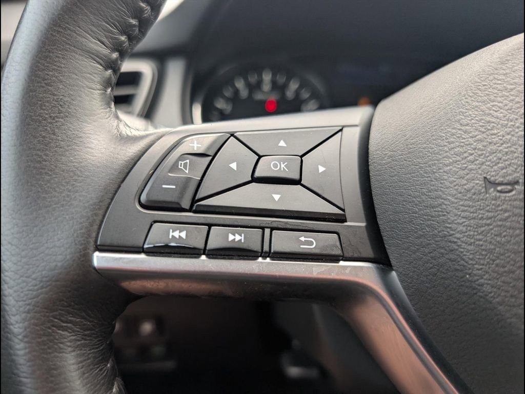 Used 2018 Nissan Rogue SL w/ Premium Package image 13