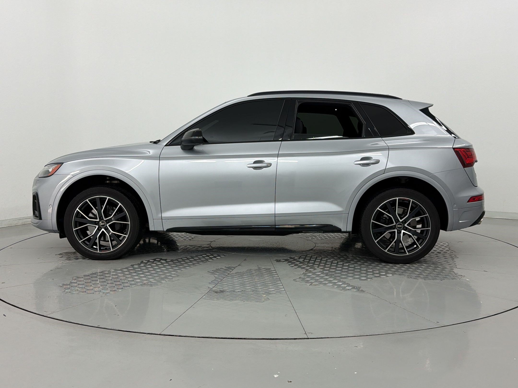 Certified 2022 Audi SQ5 Prestige w/ Prestige Package AWD/4WD image 2