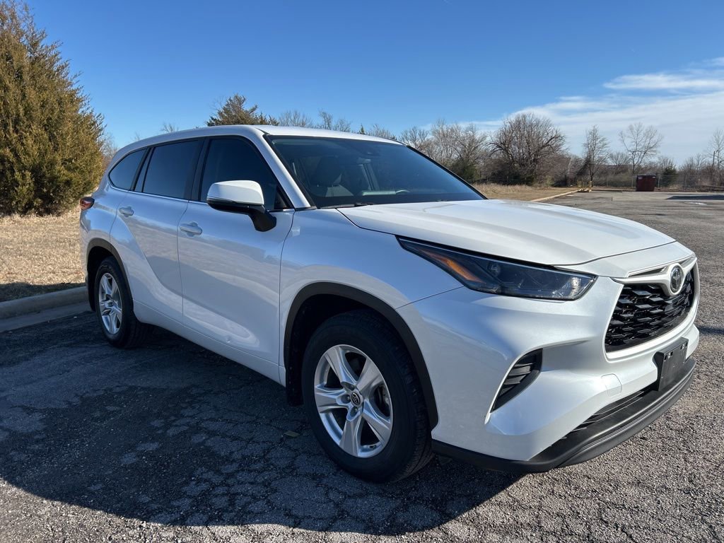 Used 2023 Toyota Highlander L image 3
