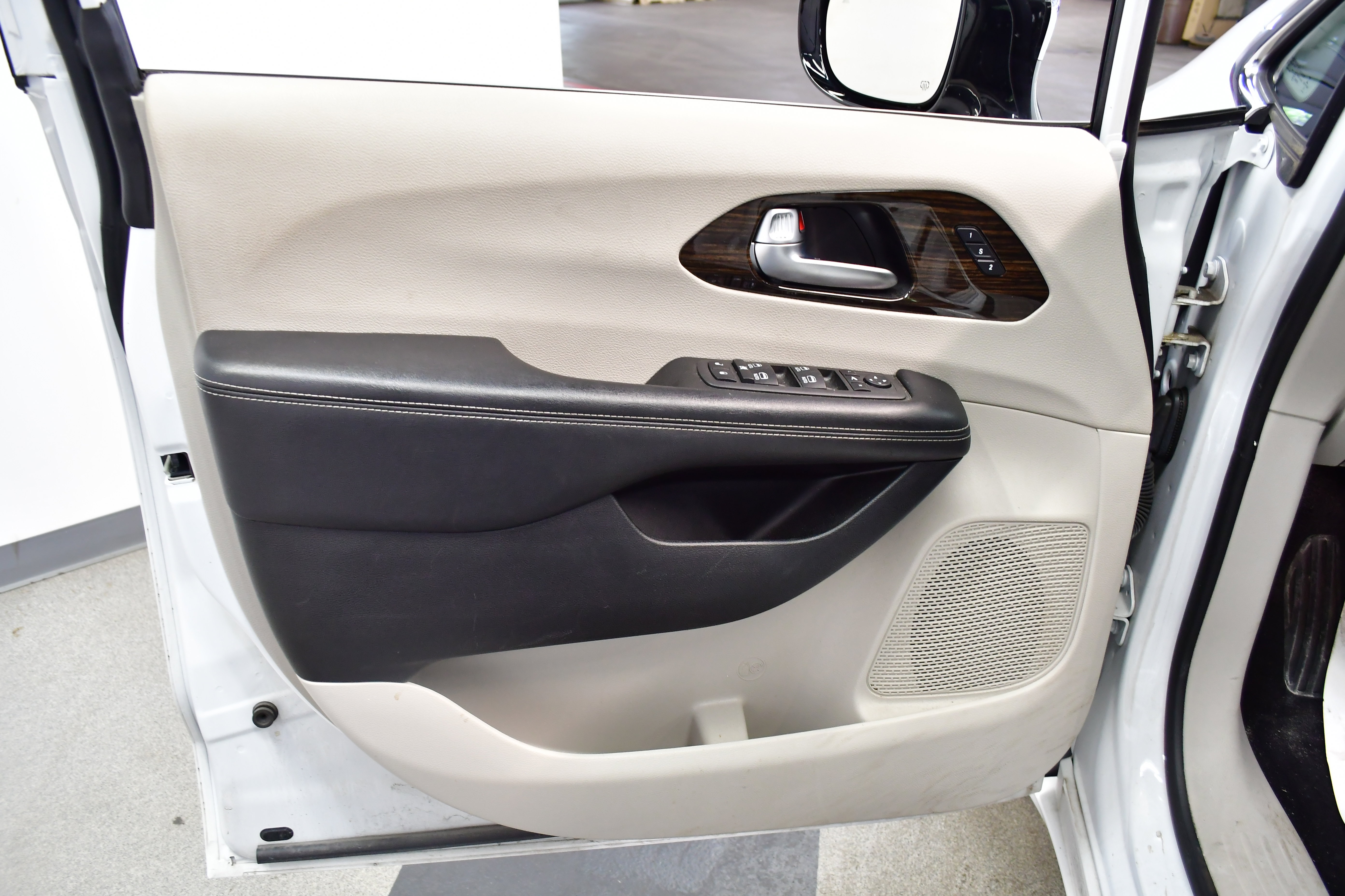 Used 2023 Chrysler Pacifica Limited FWD image 21
