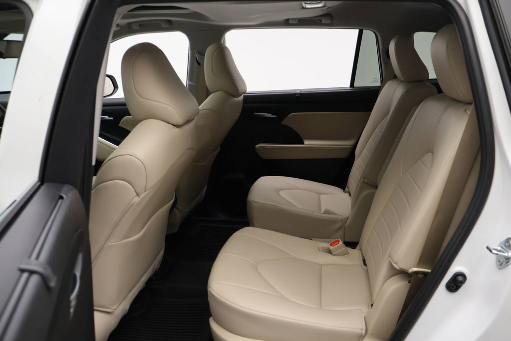 Used 2024 Toyota Highlander XLE FWD image 19