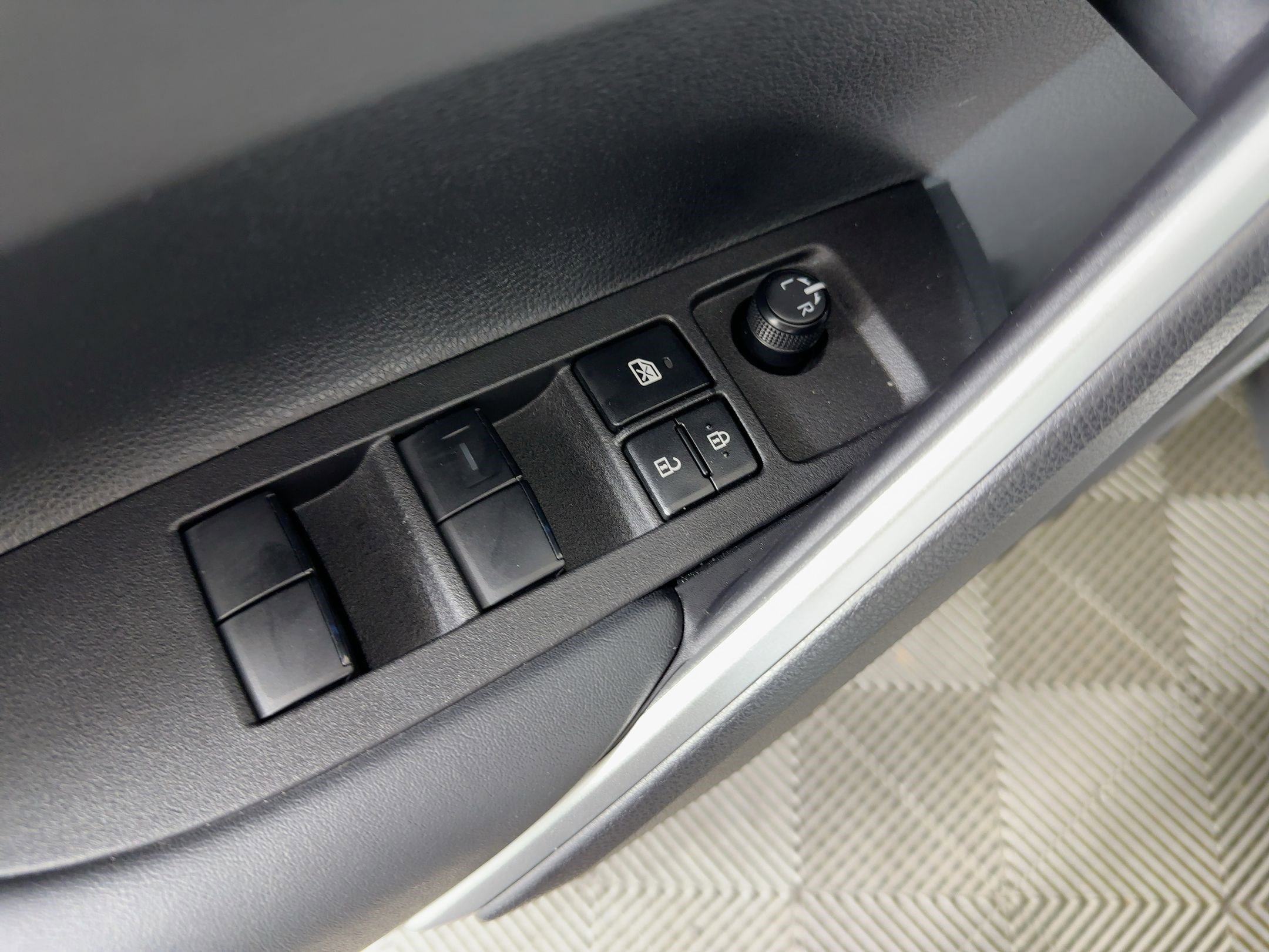 Used 2025 Toyota Corolla Cross AWD Hybrid image 20