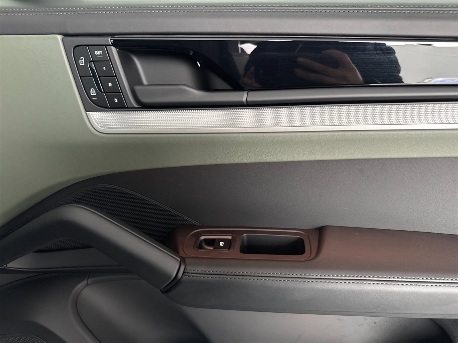 Used 2025 Porsche Cayenne Coupe image 20