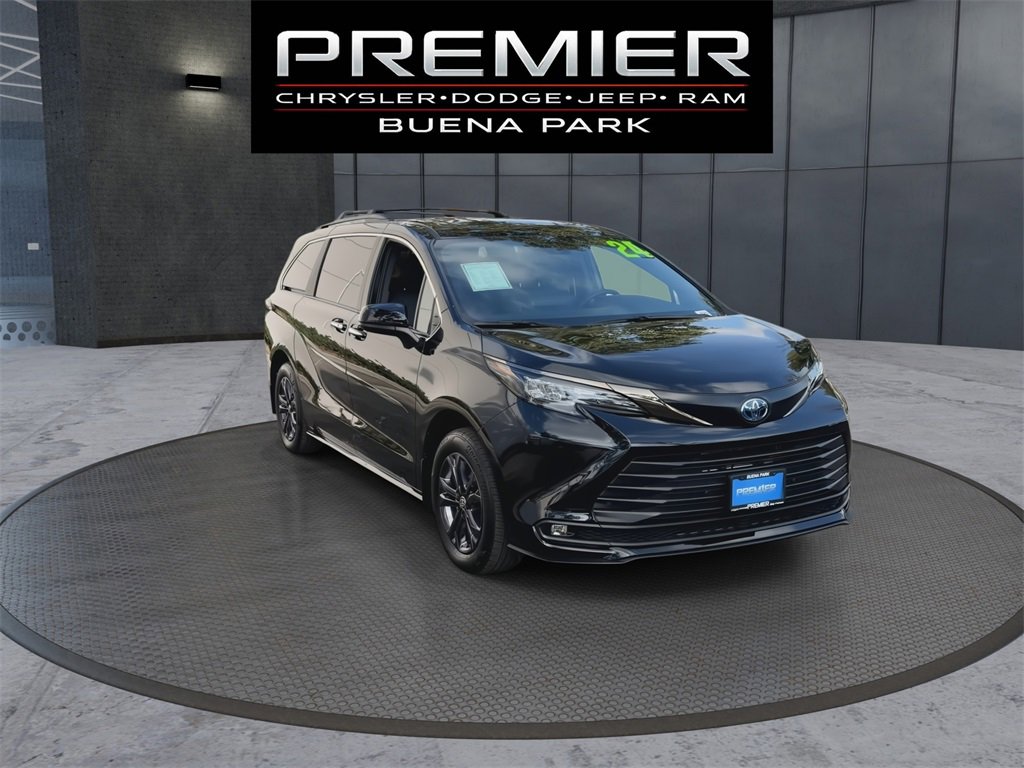 Used 2024 Toyota Sienna XLE Woodland Edition image 2