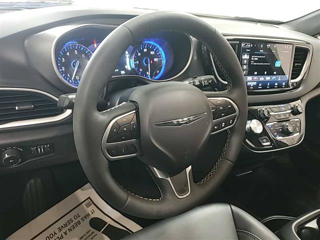 Used 2026 Chrysler Pacifica Select FWD image 8
