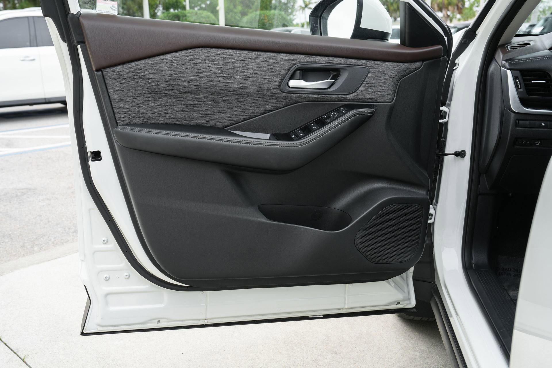 Used 2023 Nissan Rogue SV image 30