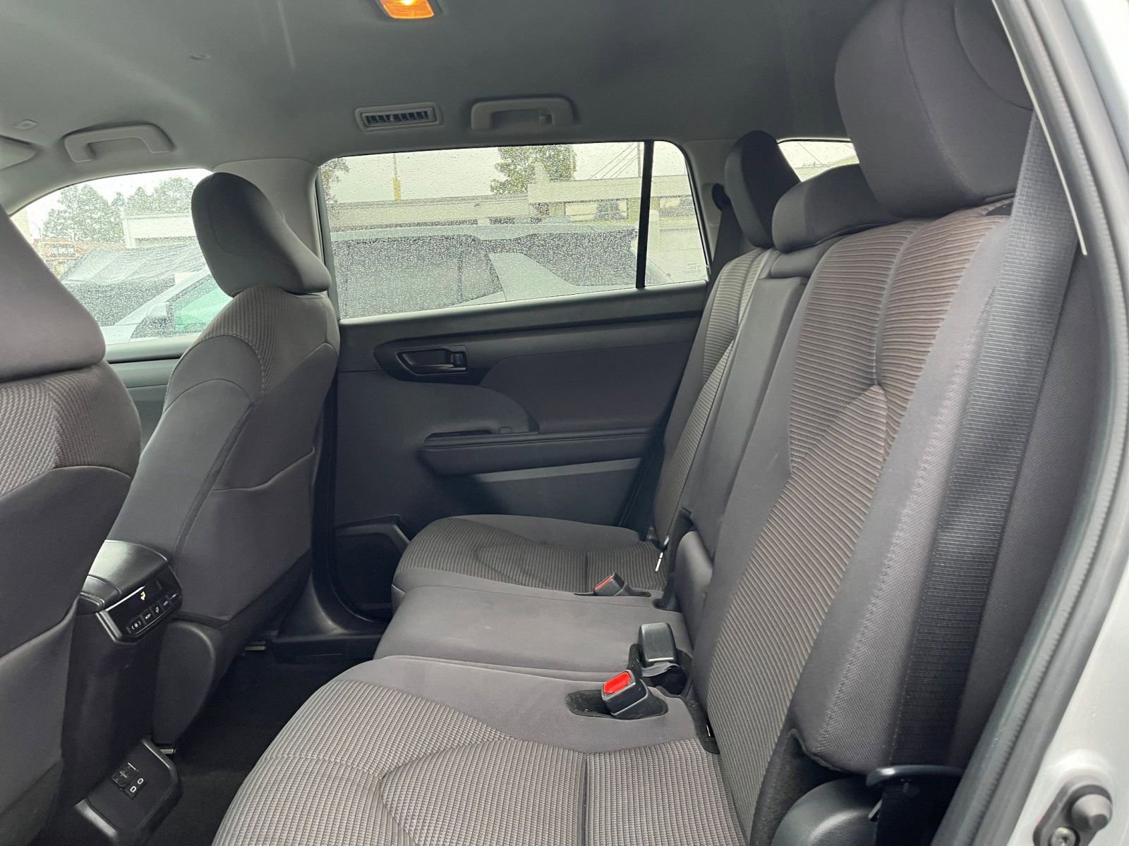 Used 2025 Toyota Highlander LE image 27