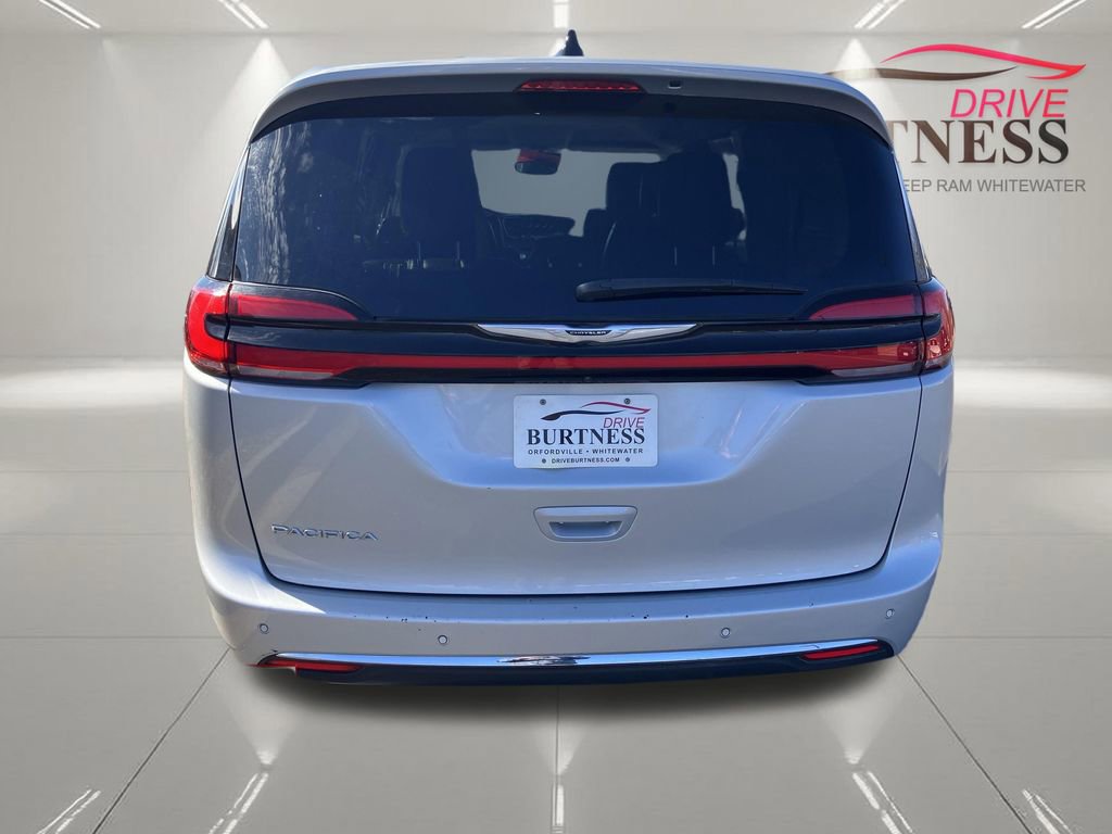 Used 2024 Chrysler Pacifica Touring-L image 9