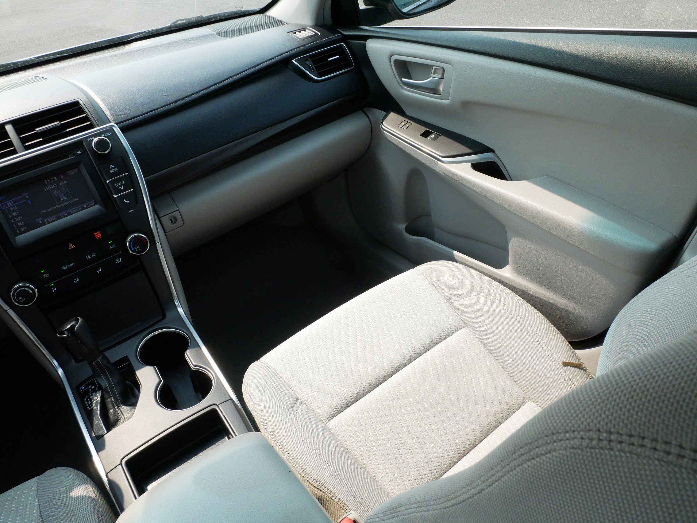 Used 2015 Toyota Camry LE FWD image 11