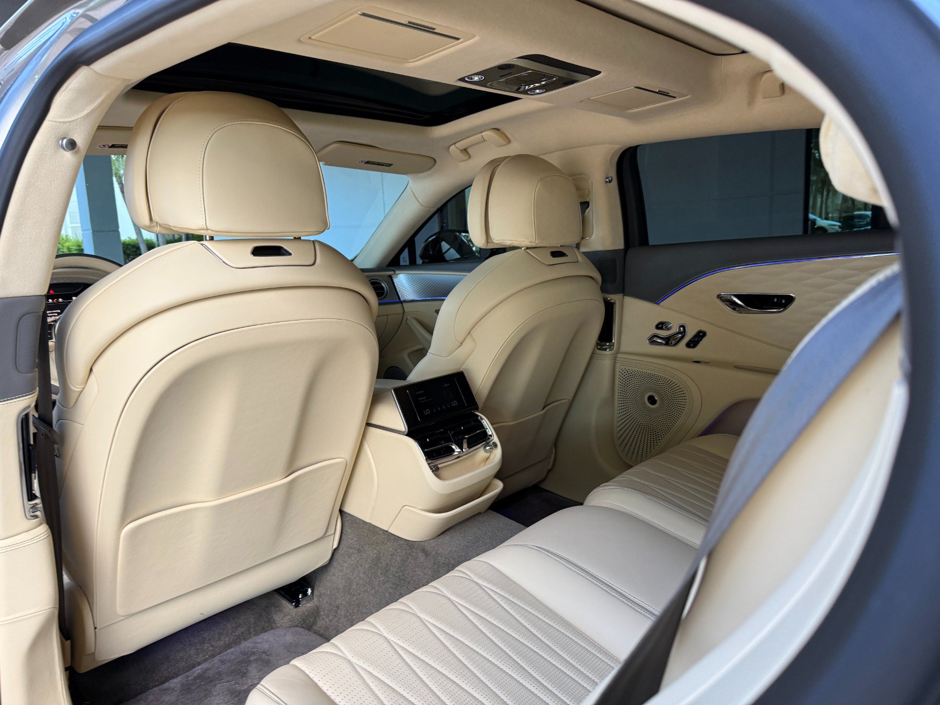 Used 2023 Bentley Flying Spur V8 AWD/4WD image 28