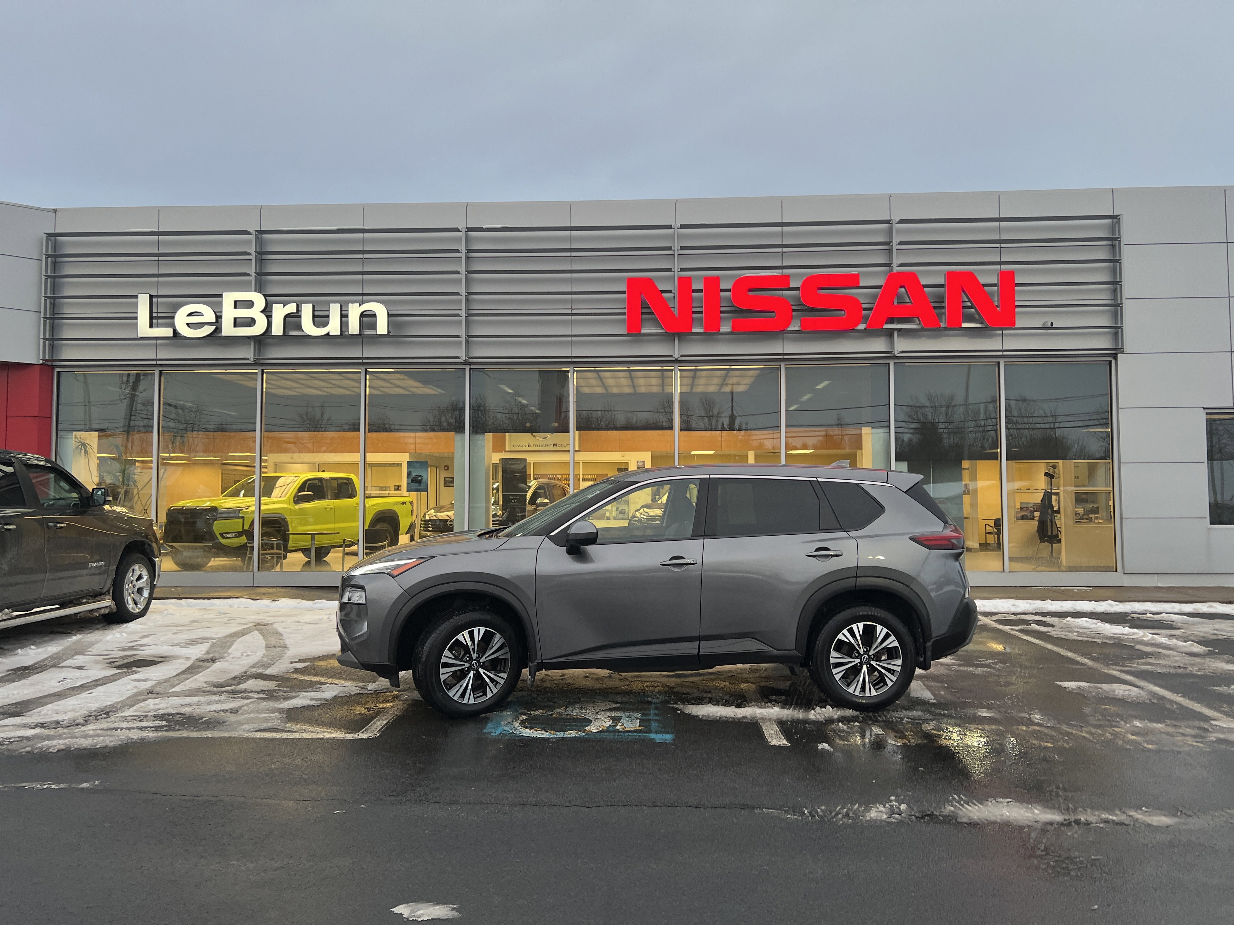 Used 2023 Nissan Rogue SV image 2