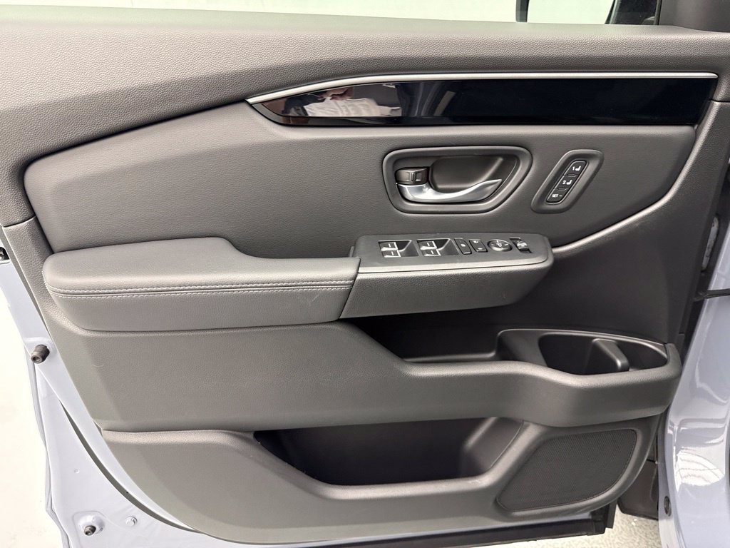 Used 2025 Honda Pilot Touring image 17