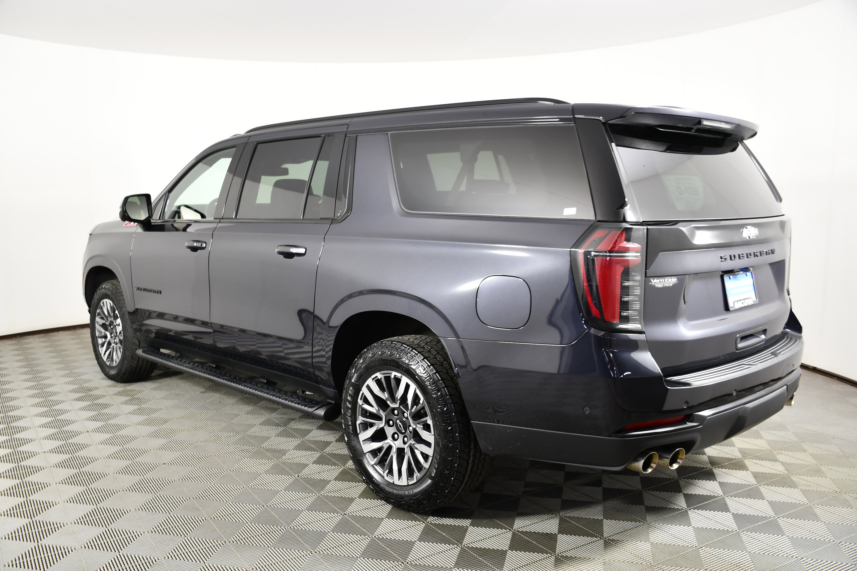 Used 2025 Chevrolet Suburban Z71 image 8