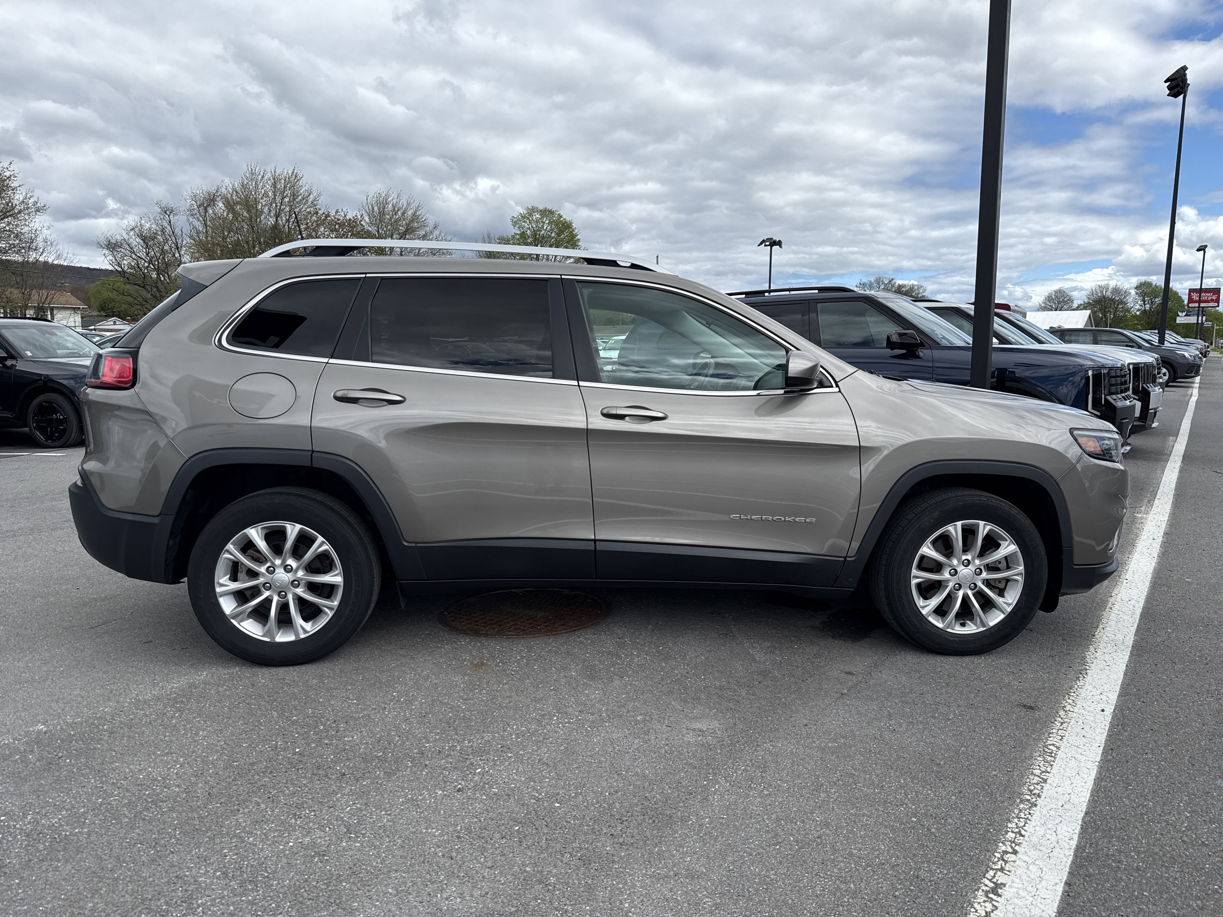Used 2019 Jeep Cherokee Latitude w/ Popular Appearance Group image 2