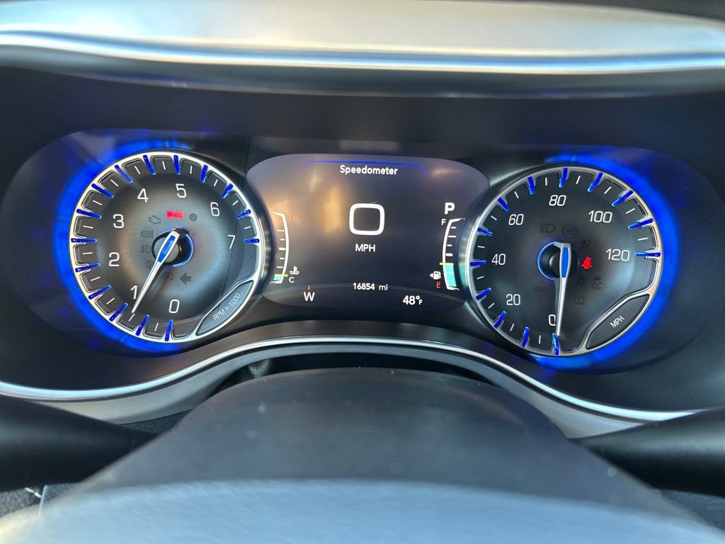 Used 2025 Chrysler Pacifica Limited image 25