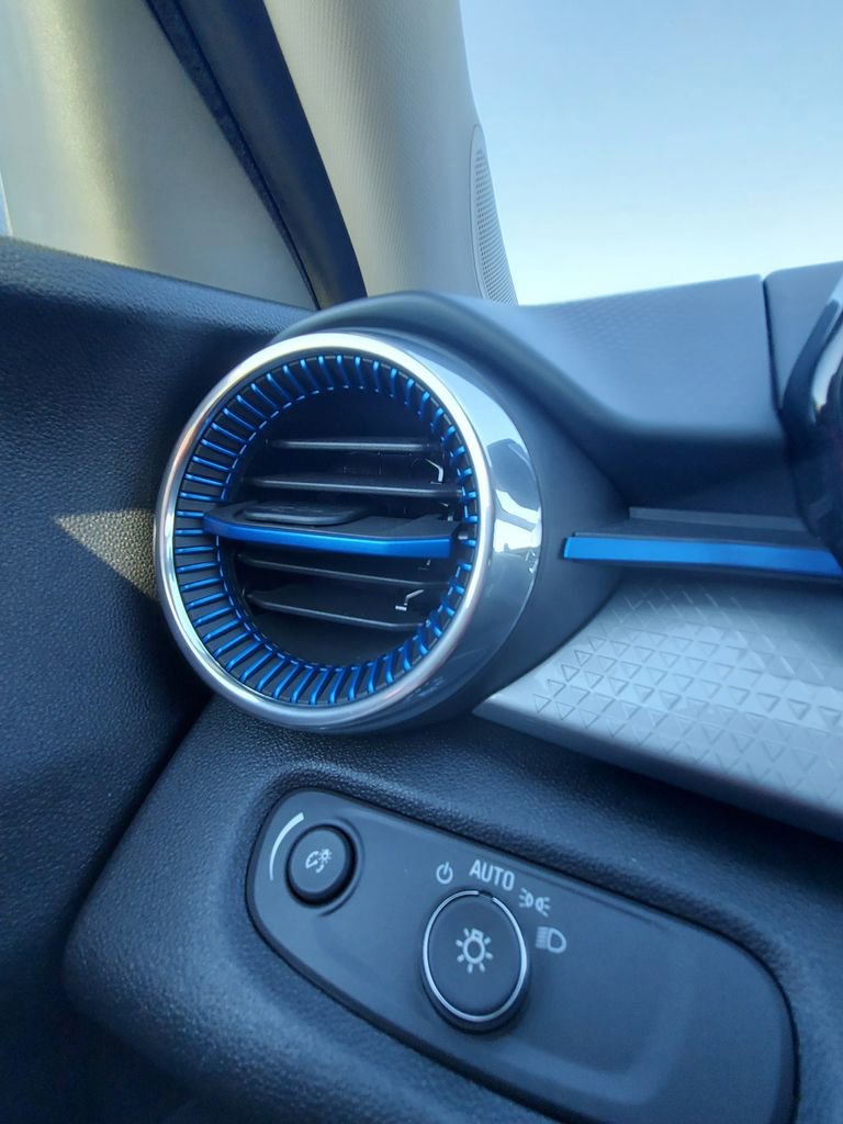 Used 2025 Chevrolet Trax LT w/ LT Convenience Package image 23