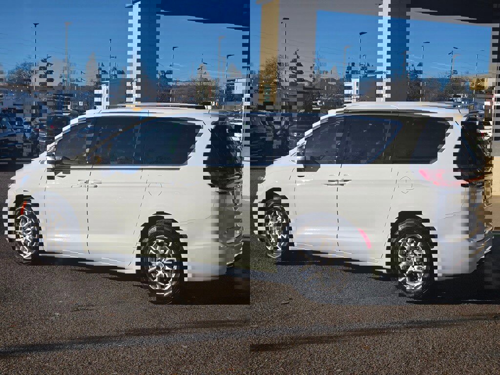 Used 2024 Chrysler Pacifica Touring-L image 35