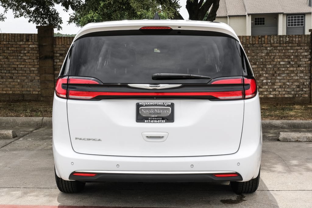 Used 2024 Chrysler Pacifica Touring-L FWD image 18
